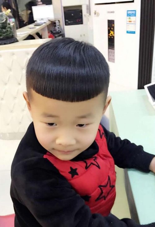 蘑菇头发型小男孩图片